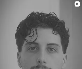 Retrato de um cliente, caracóis definidos
