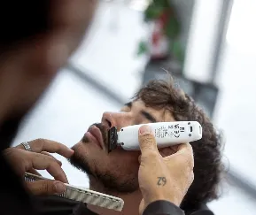 Máquina a definir o contorno da barba